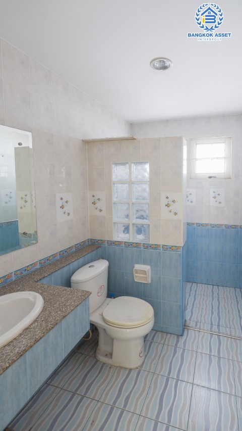 *****บ้านเดี่ยวมือสอง ม.กฤษดานคร39 ปิ่นเกล้า หลังมุม ติดถนนบรมราชชนนี รองรับความสุขบนเนื้อที่ดิน 153.9 ตร.ว. ฟังก์ชัน 5 ห้องนอน 4 ห้องน้ำ 2 ที่จอดรถ พร้อมพื้นที่ใช้สอยกว่า 240 ตร.ม. ใช้ชีวิตใจกลางสิ่งอำนวยความสะดวก เพียง 10 นาทีถึงเซ็นทรัลปิ่นเกล้า